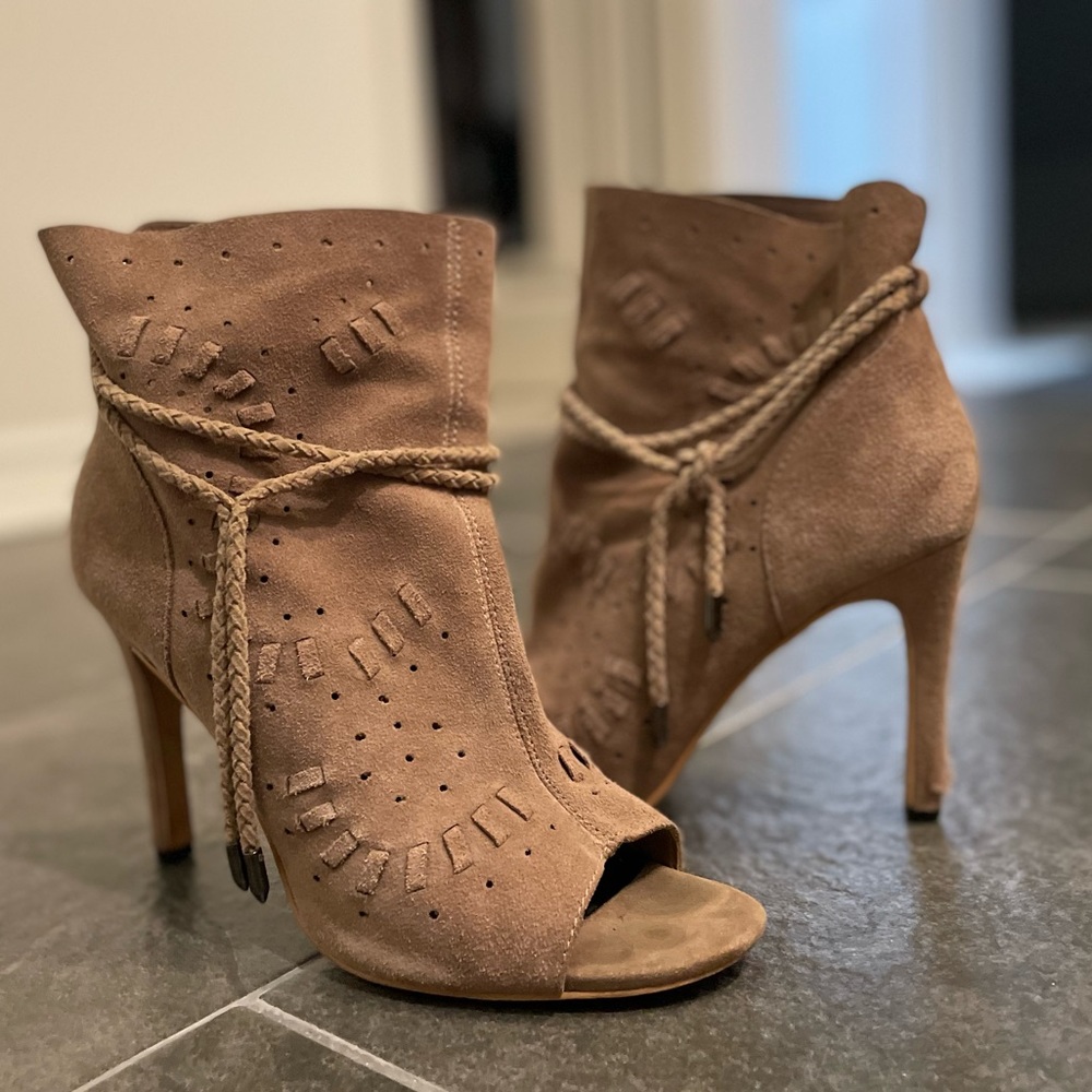 Dolce Vita Hasel peep toe booties